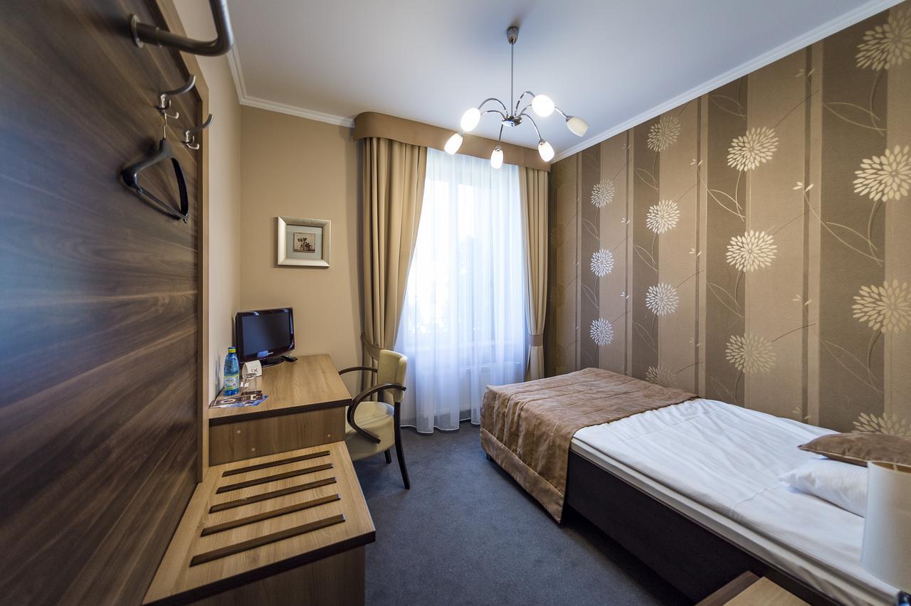 Hotel Restauracja Teczowa 卢班 外观 照片
