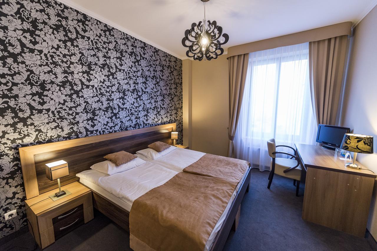Hotel Restauracja Teczowa 卢班 外观 照片