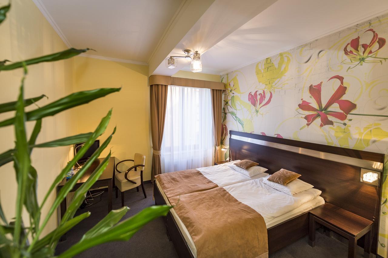 Hotel Restauracja Teczowa 卢班 外观 照片