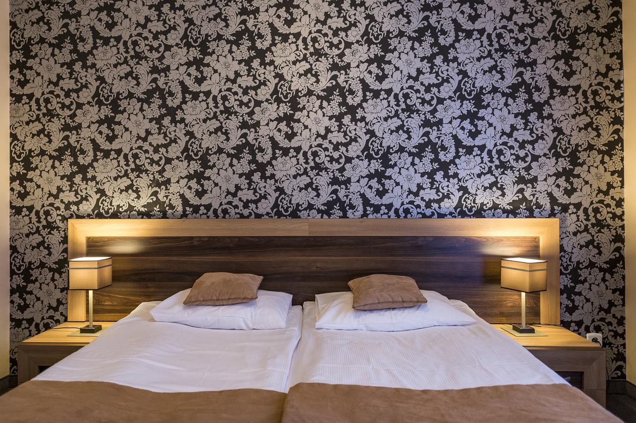 Hotel Restauracja Teczowa 卢班 外观 照片