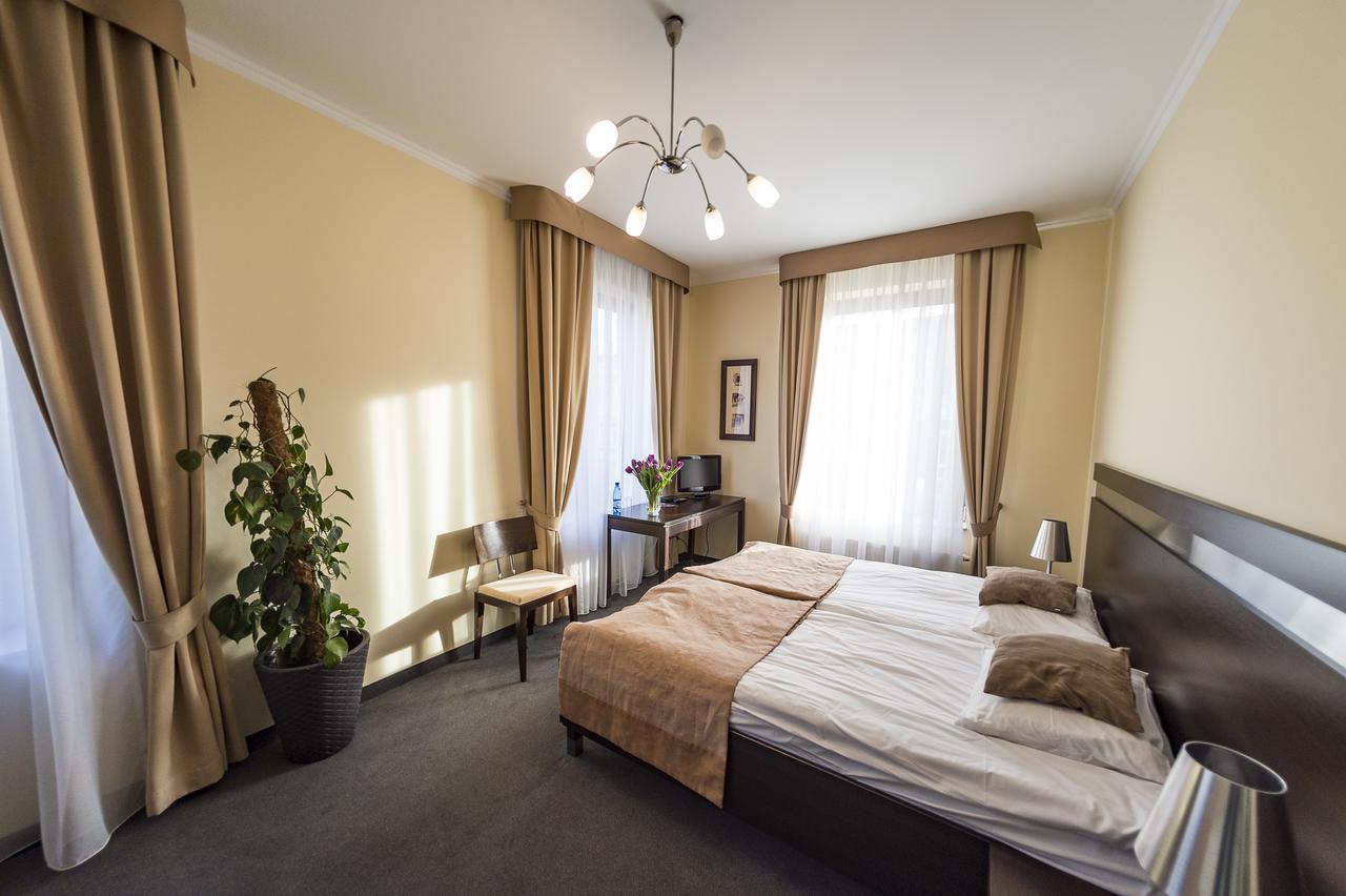 Hotel Restauracja Teczowa 卢班 外观 照片
